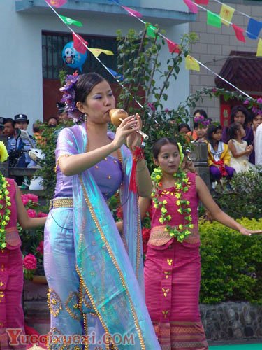 德宏州梁河县群众欢度葫芦丝节