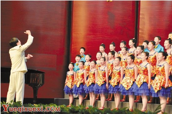 全国1600余名青少年同台放歌 爱国歌曲响彻南湖.jpg