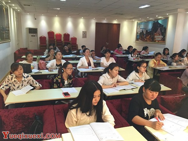 学员认真听讲.png