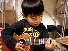 五岁日本小男孩弹唱火星文版本的“I’M YOURS”