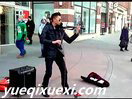 巨有才的型男乞丐 街头小提琴唯美演绎要钱狂想曲