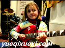 七岁小萝莉弹奏电吉他